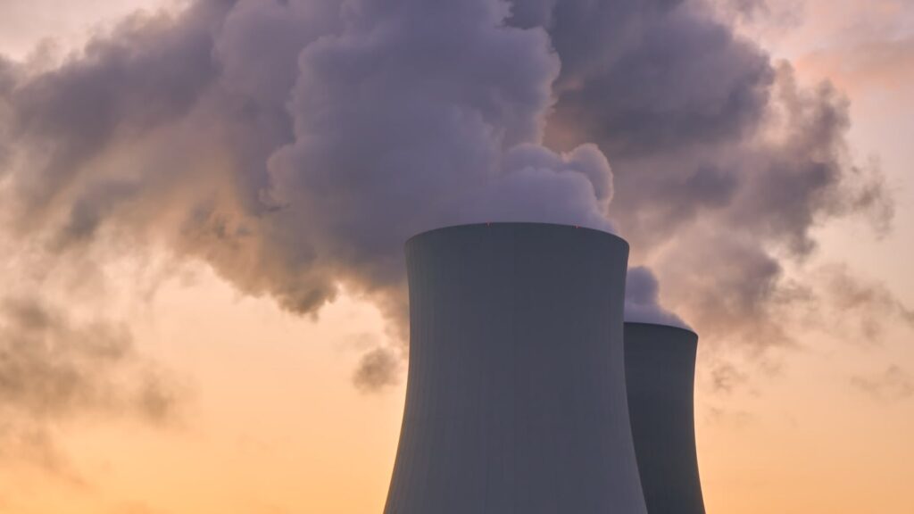 Centrale nucléaire française au coucher du soleil, illustration du programme EPR2 sous enquête européenne