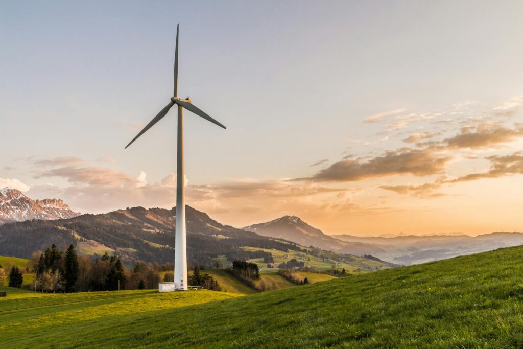 Pylônes haute tension au coucher du soleil, illustration de la veille énergie Pilotable