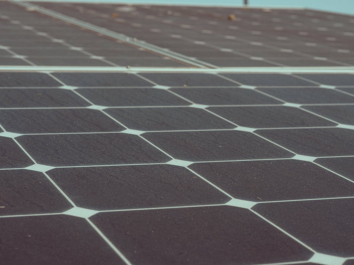 Batteries lithium-ion en conteneur sur un site industriel