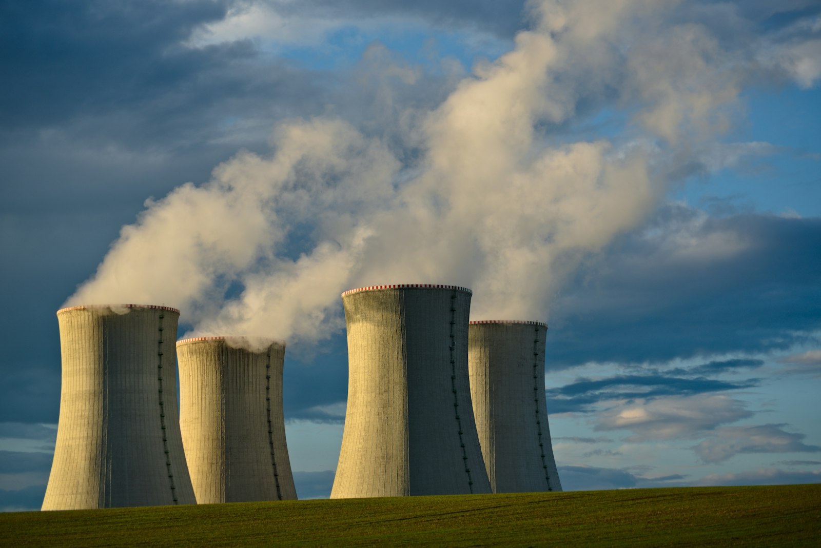 Tours de refroidissement d'une centrale nucléaire en cours de démantèlement