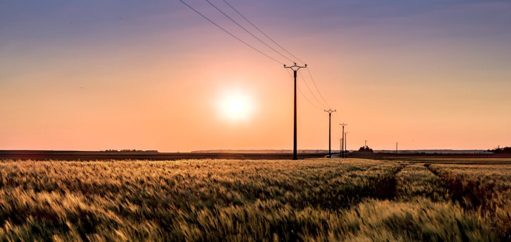Pylônes électriques au coucher du soleil, symbole du réseau électrique français